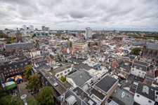 910582 Overzicht van de binnenstad van Utrecht, vanaf de Domkerk (Domplein). Met links het Domplein.